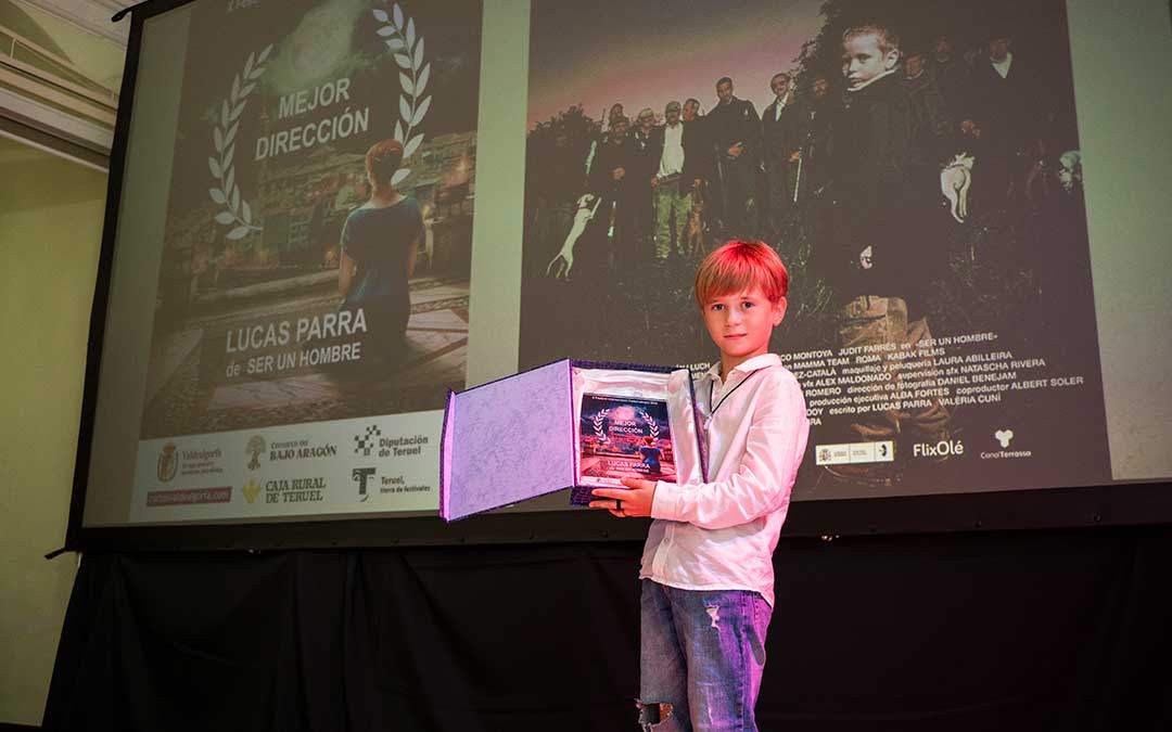 El premio a la Mejor Dirección 2026 ha sido para Lucas Parra, por 'Ser un hombre'. El premio lo recogió su protagonista, Lucas Catalán Lluch / Nebulosa Gráfica