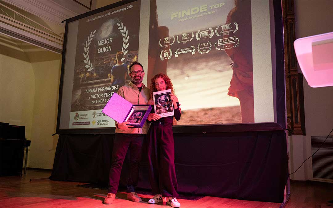 Aina Fernandez y Victor Yuste han recibido el galardón al Mejor Guion 2026 por 'Finde Top' / Nebulosa Gráfica