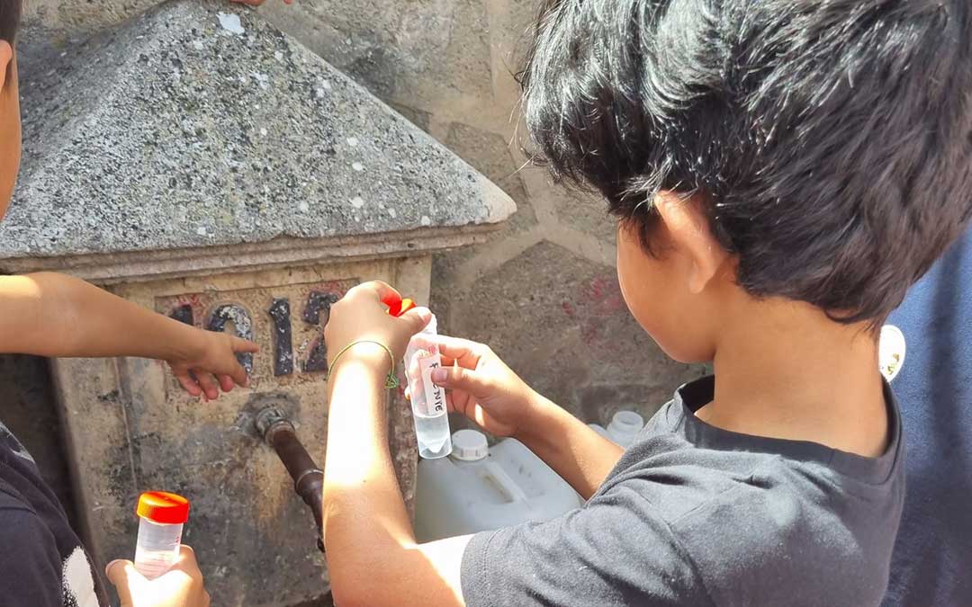 Colaboración ciudadana con la recogida de muestras de agua en una fuente / CITAte