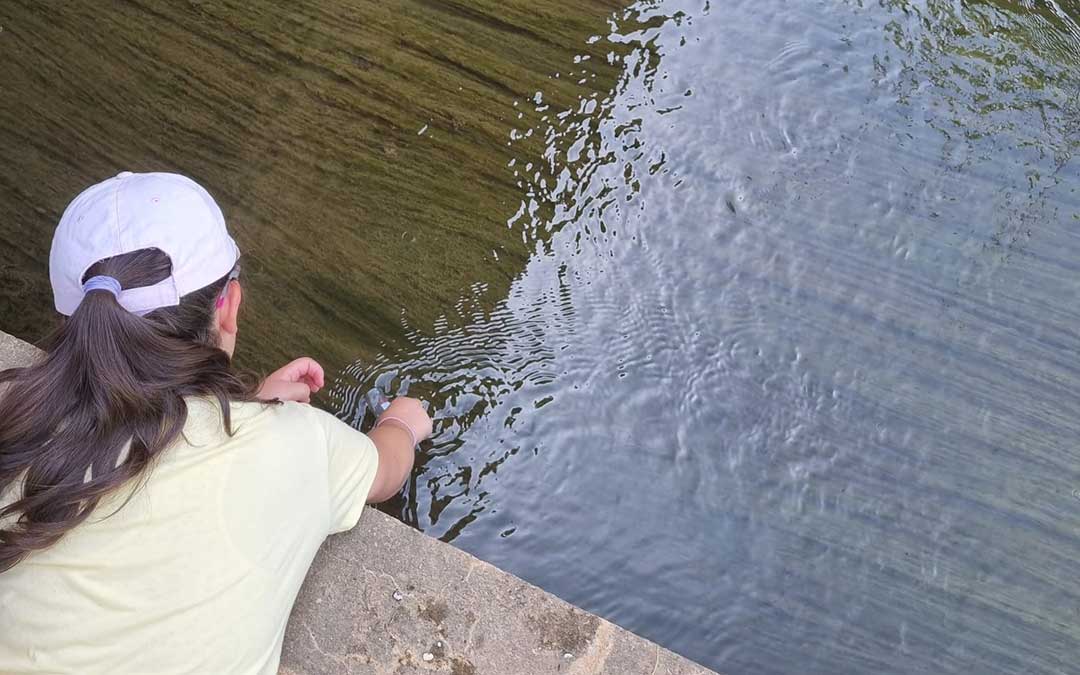Una ciudadana participa recogiendo muestras del río / Cedida