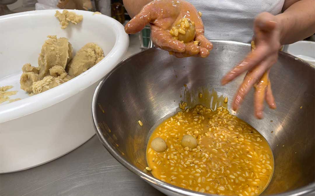 Proceso de elaboración de panellets en Casalduc en Valderrobres. / LC