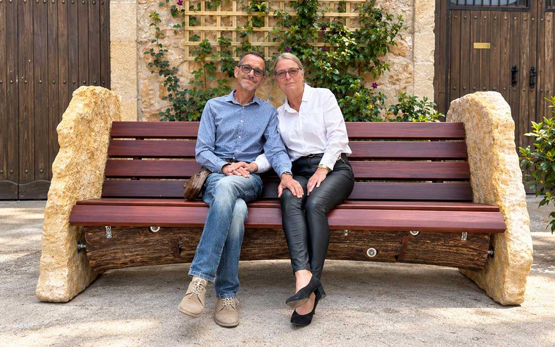 Anita y Hubb Raut sentados en el nuevo banco de Valjunquera / Cedida