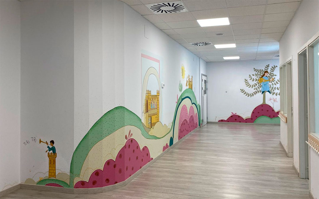 El mural con las pinturas góticas adornan la entrada./ L.C.