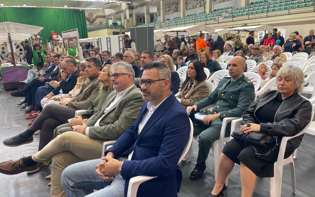 Autoridades y visitantes presentes en el acto de apertura./ S.F.
