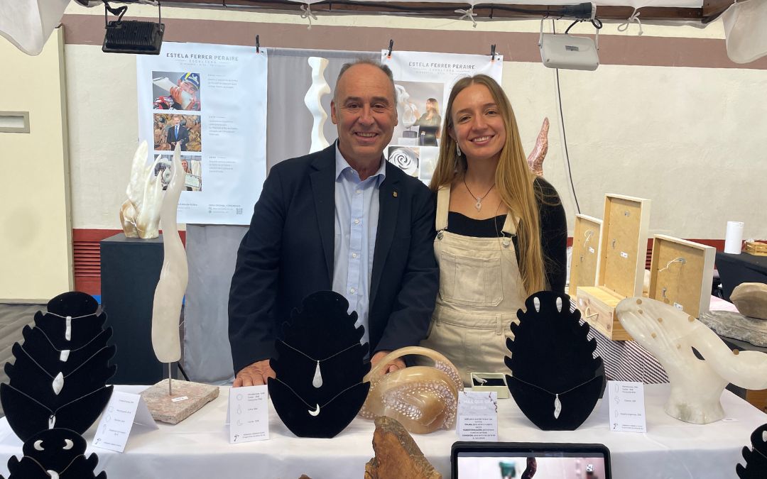 La artista Estela Ferrer con el alcalde alcorisano./ S.F.