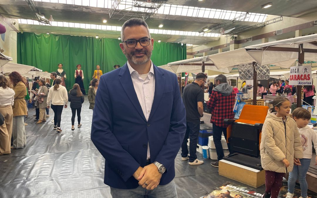 Daniel Hernández, presidente de la Asociacion Empresarial de Alcorisa en uno de los pasillos de la feria./ S.F.