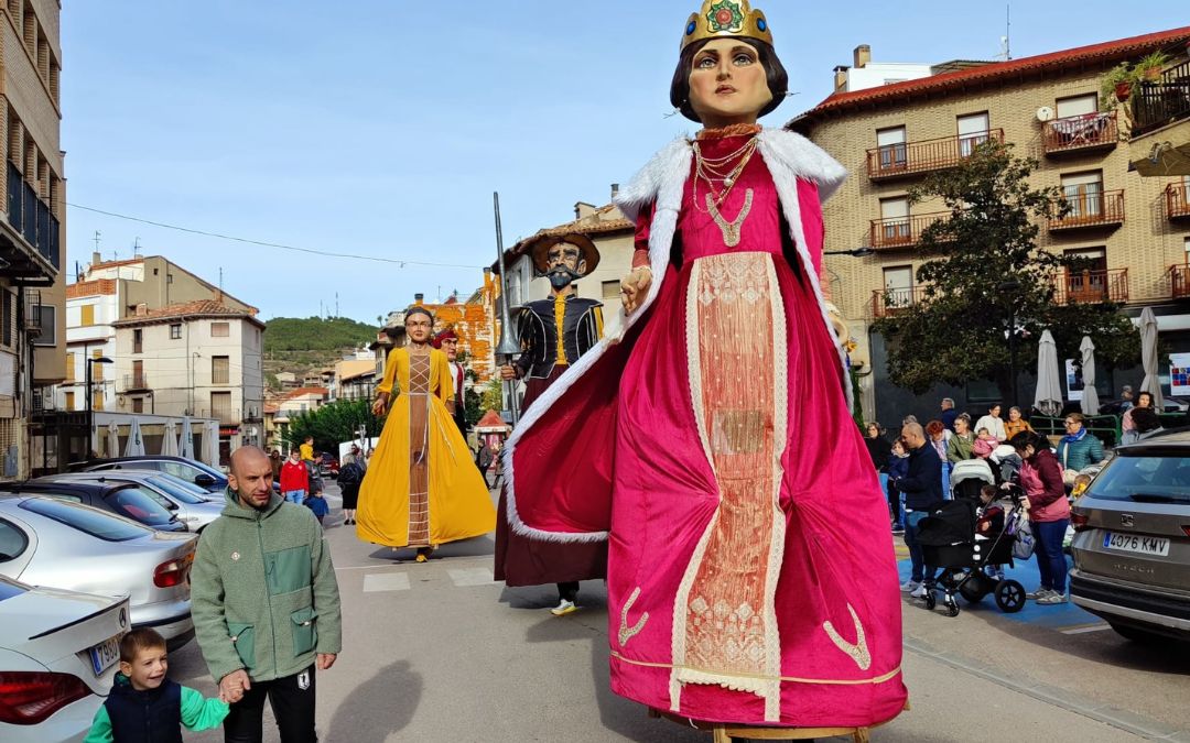 La Comparsa de Gigantes llegando a la feria./ Alberto Gracia