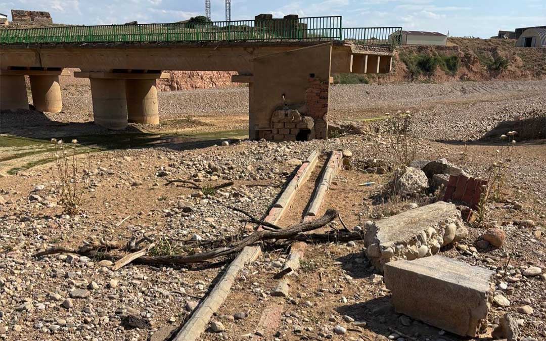 Abrevadero arrasado por la crecida del Aguasvivas. / Ayto. Vinaceite