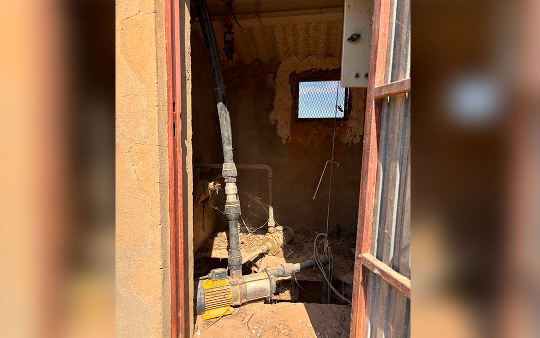 Aspecto interior del pozo de uso para el sector primario. Se renovará la bomba y los cuadros eléctricos. / Ayto. Vinaceite