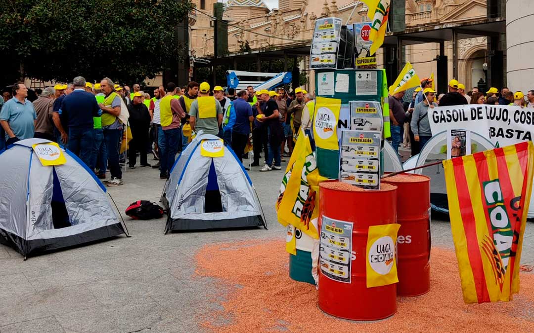 Los agricultores han protestado con bidones de gasóil, semillas de cereal y hasta tiendas de campaña / UAGA-COAG