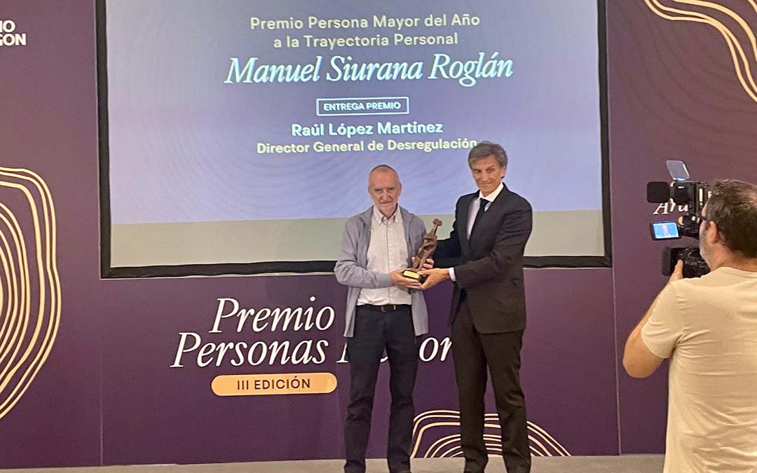 Manuel Siurana, recoge su Premio Persona Mayor del Año a la Trayectoria Personal./Cedida
