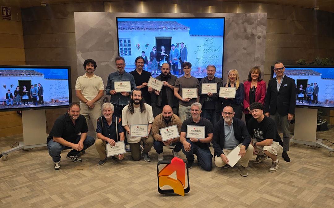Foto de familia de algunos nominados al 30 Festival de Cine de Fuentes. / LC