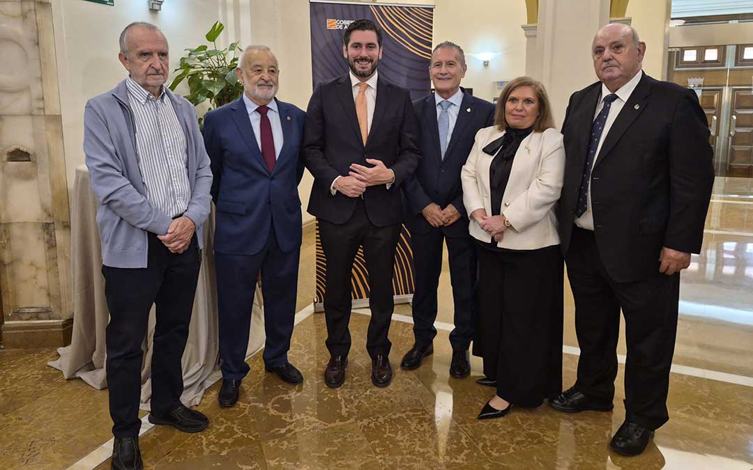 El consejero de Desregulación, Bienestar Social y Familia, Alejandro Nolasco, con los premiados Manuel Siurana y Antón Ramón Borraz en Zaragoza / DGA